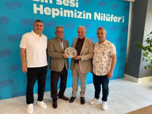 Derneğimiz Çasiad Yöneim Kurulunu temsilen Çasiad Başkanımız Zafer Milli,Başkan yardımcısı Bayram Kazancı ve saymanımız Bülen Kuzucu’dan oluşan Çasiad Yönetim Kurulu Heyeti Nilüfer Belediye Başkanı Şadi Özdemir’i makamında ziyaret ettiler. Ziyaretimizin amacı yeni dönem Çasiad yönetimi olarak ,ilçemiz yerel yönetim amiri ile tanışmak.Yerel yönetimle özel işbirliği ve yerel sosyal projelerde işbirliği imkanlarını değerlendirmek.Çalı Bölgesi özelinde sanayi ve sosyal alanlara dair durum değerlendirmesi yapmak. Ziyaretimiz sıcak ve dostane bir atmosferde gerçekleşti.Karşılıklı işbirliği temennileri dile getirildi.Çasiad Heyetimiz tarafından Çalı Sanayi Bölgemizin sorunları ,problemleri,belediye tarafından çözümlenebileck sorunlarımız Nilüfer Belediye Başkanı Şadi Özdemir’e iletildi.Başkan sanayimizin sorunlarıyla ilgileneceği ve yardımcı olacağını ifade ettiler.Ziyaretimiz sırasında bölgesel kalkınma,sosyal dayanışma ve sanayi gelişimi konularında karşılıklı istişarelerde bulunuldu. Sanayi Bölgemizde gerçekleştirmeği planladığımız ‘’KREŞ PROJESİ’ nin belediye başkanına tanıtımı yapıldı.Başkan projeği ilgiyle karşılayıp ;belediyece yapılabilecek her türlü yardımı yapacaklarını ve projemize destekte bulunacakları sözünü verdiler. Çasiad Yönetim Kurulu adına Başkanımız Zafer Milli,Çasiad tarafından ‘’ONKOLOJİ DERNEĞİ’’ Hastaları ve çocuklarına hazırlattırılan özel bir ‘’ÇİĞLİ TABAĞI’’Belediye Başkanı Şadı Özdemir’e takdim ettiler. Ziyaretimizle yerel yönetimle özel işbirliğini güçlendirmek bakımından oldukça olumlu geçti.Çalı Sanayi Bölgemizdeki sosyal ve eğitsel imkanlar için. güçlü bir işbirliği zemin oluşturulmuş olundu.